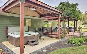 Family-Friendly Brookville Home With Hot Tub!